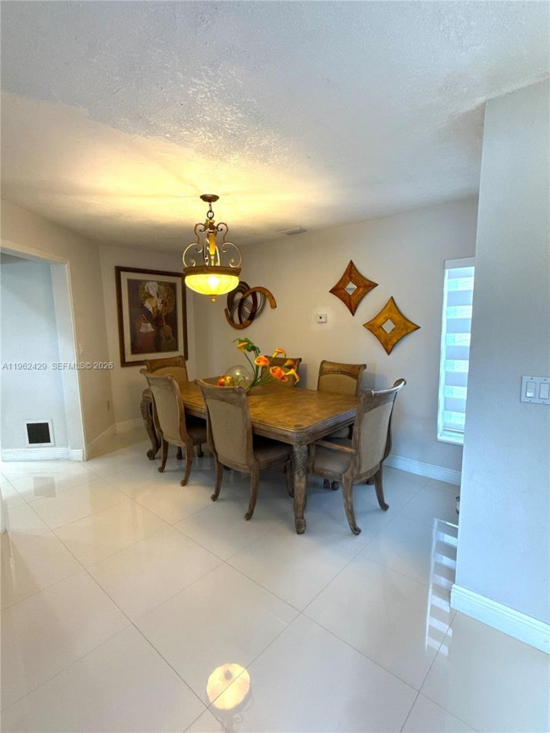 19230 NW 87th Pl, Hialeah, FL 33018 Photo