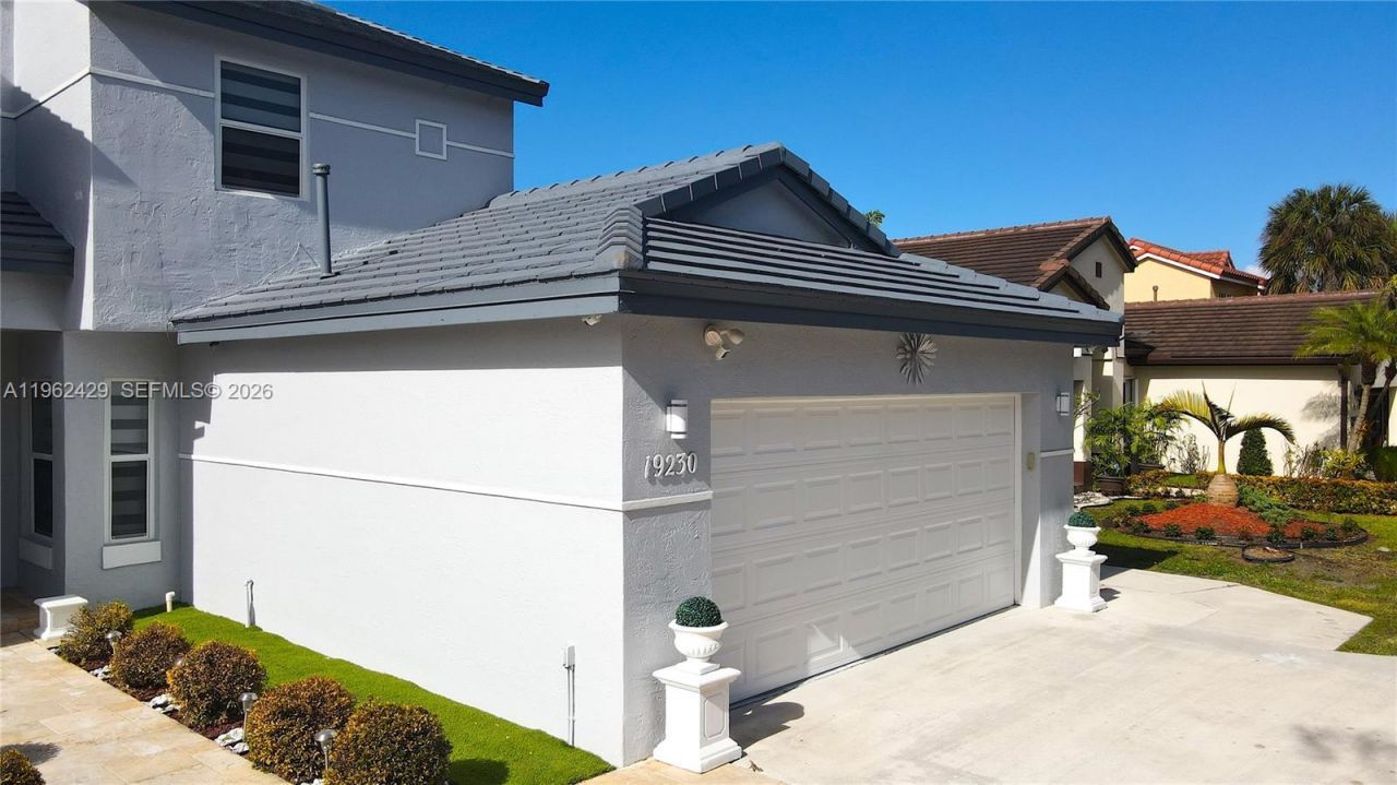 19230 NW 87th Pl, Hialeah, FL 33018 Photo