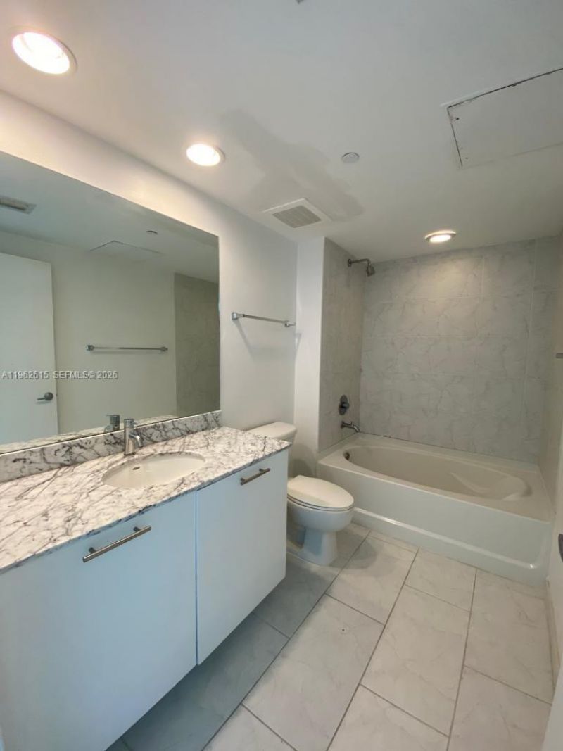 950 Brickell Bay Dr, Unit 4002, Miami, FL 33131 Photo