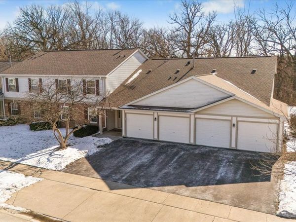 385 Woodview Circle, Unit B, Elgin, IL 60120
