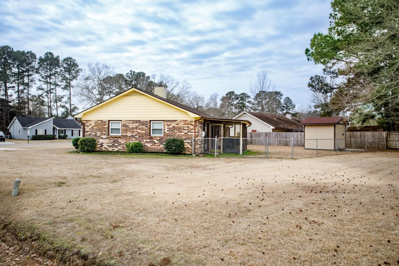 407 Meadowbrook Dr. Photo 2