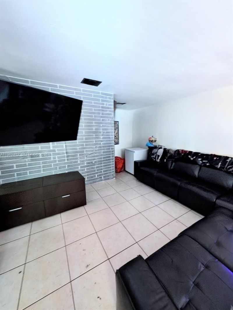 1875 NW 43rd St, Miami, FL 33142 Photo