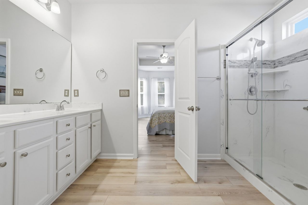 880 Cypress Way Photo 17