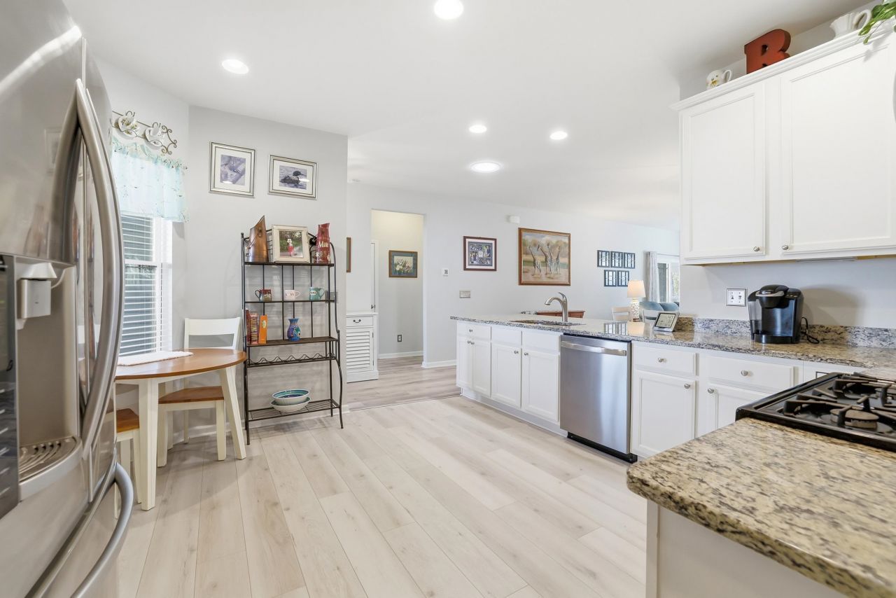 880 Cypress Way Photo 5