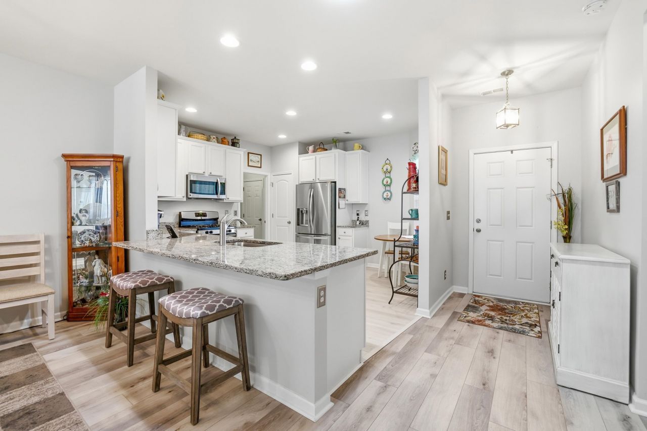 880 Cypress Way Photo 6