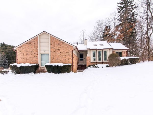 8984 S Christine Drive, Brighton, MI 48114