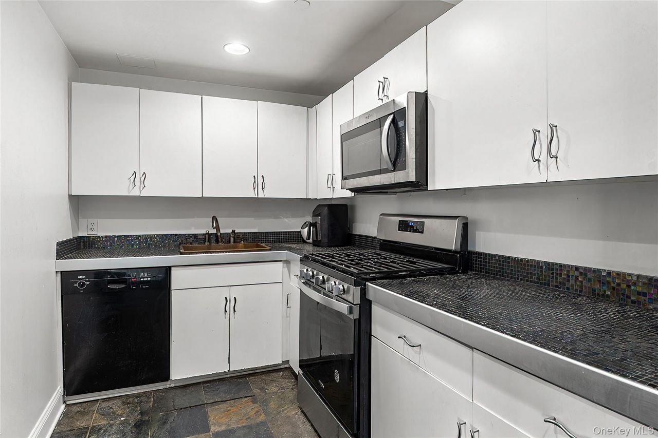 23 Water Grant Street, Unit 8E, Yonkers, NY 10701 Main Photo