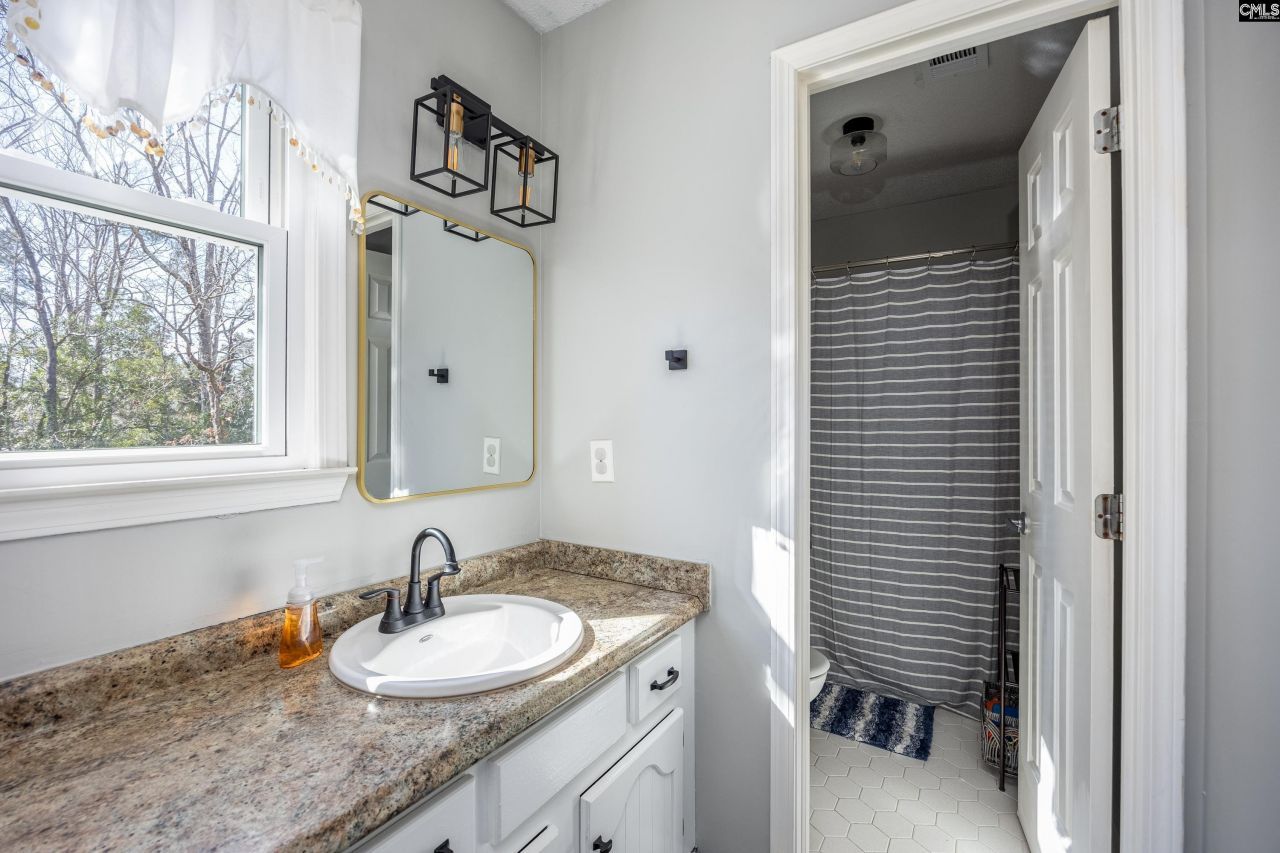 105 Queen Anne Court Photo 31