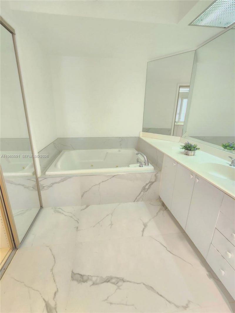 20185 E Country Club Dr , Unit 2505, Aventura, FL 33180 Photo