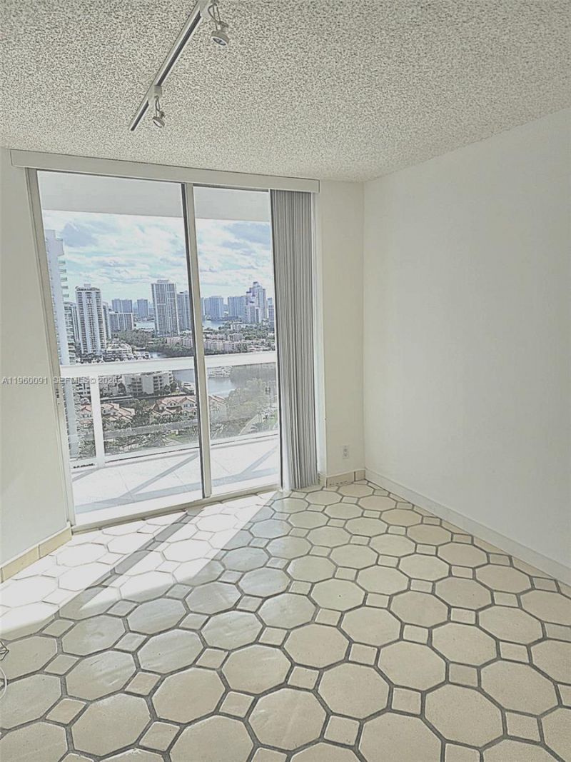 20185 E Country Club Dr , Unit 2505, Aventura, FL 33180 Photo