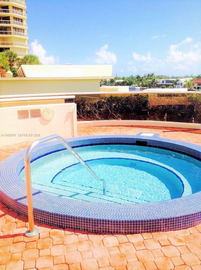 20185 E Country Club Dr , Unit 2505, Aventura, FL 33180 Photo