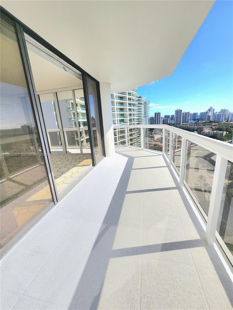 20185 E Country Club Dr , Unit 2505, Aventura, FL 33180 Photo