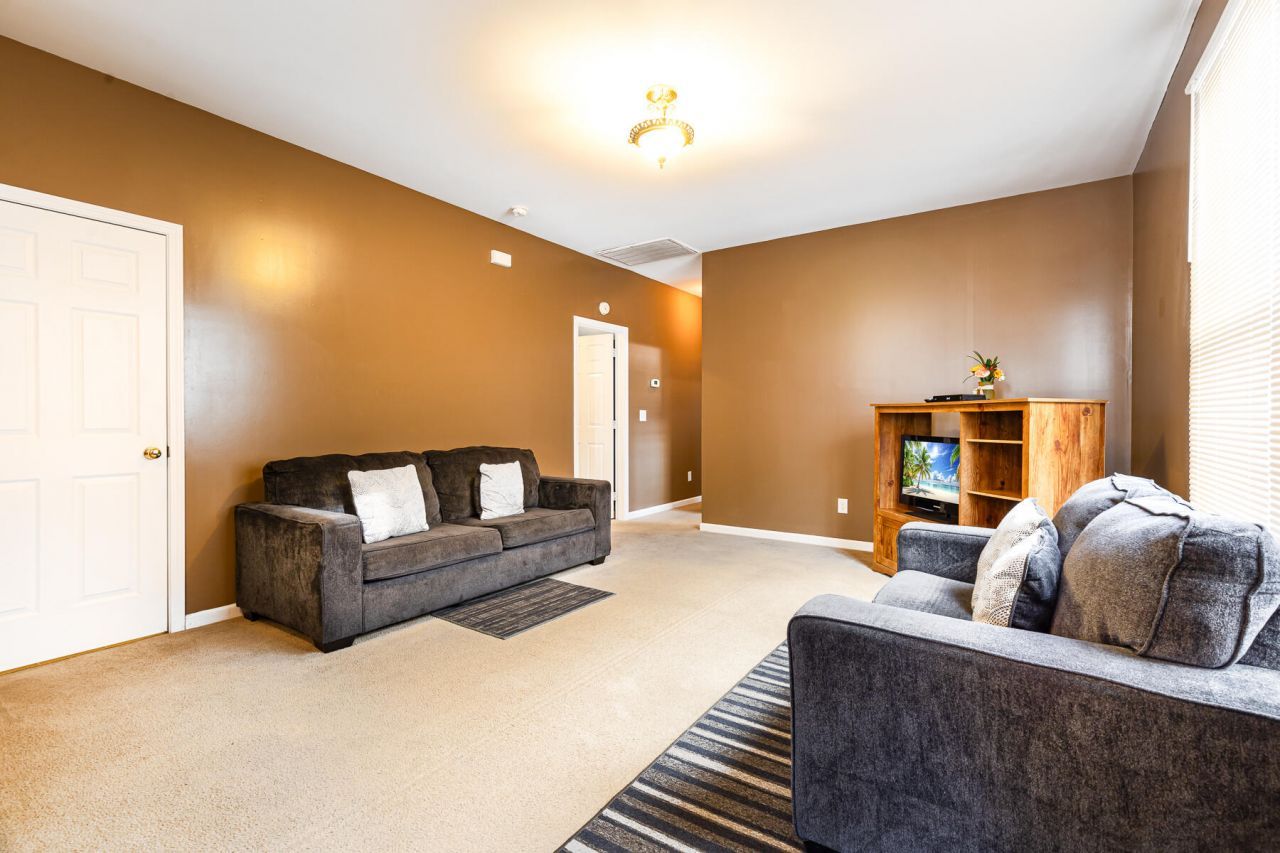 136 Diploma Drive Photo 28