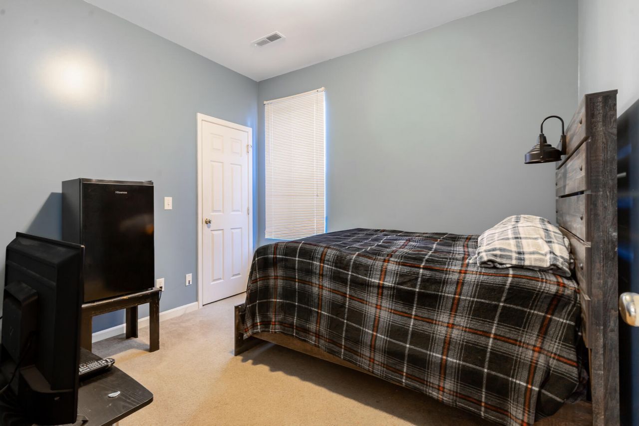 136 Diploma Drive Photo 31