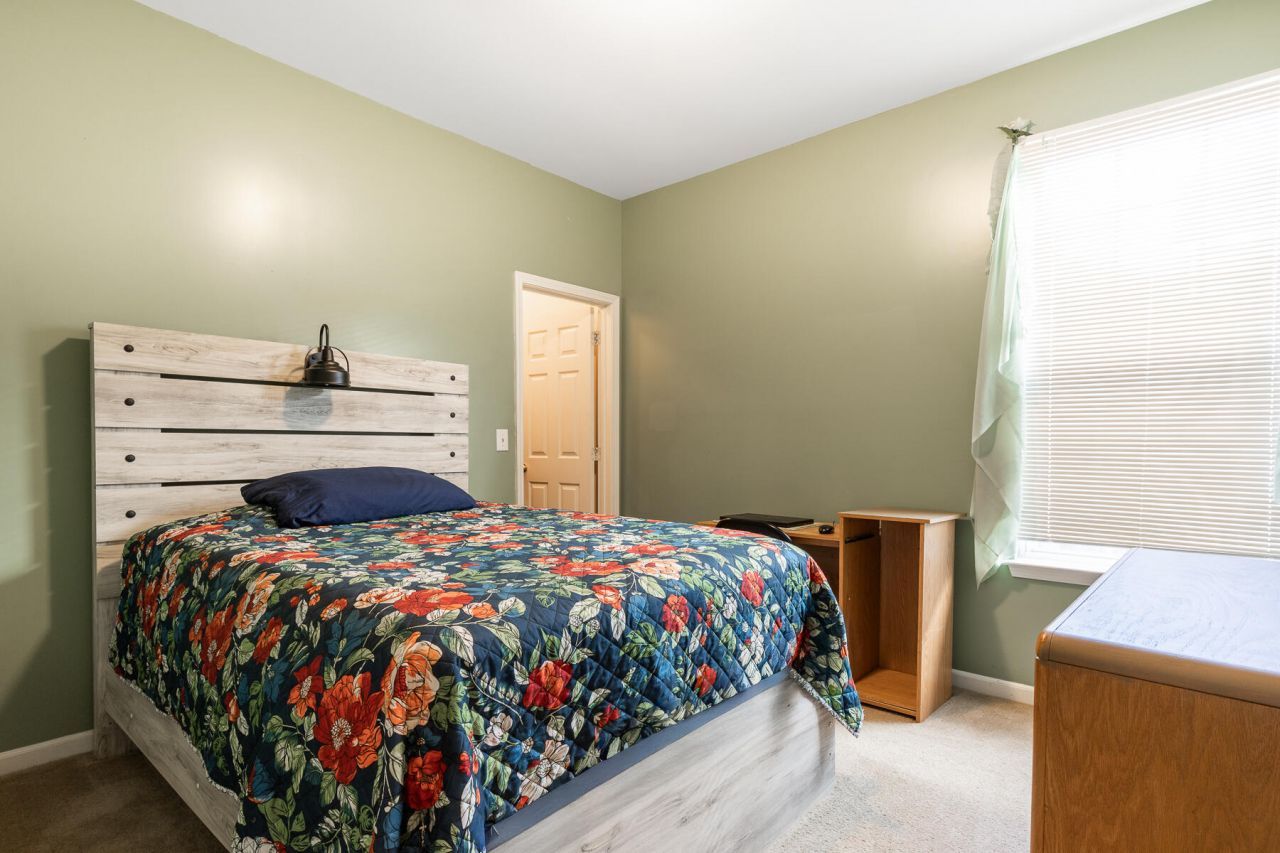 136 Diploma Drive Photo 33