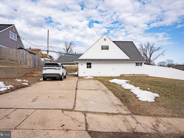 42 HOLLYHOCK LANE, LEVITTOWN, PA 19055