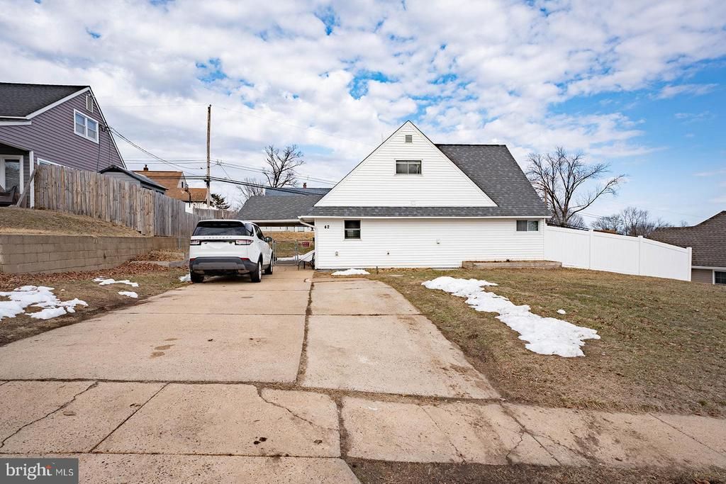 42 HOLLYHOCK LANE, LEVITTOWN, PA 19055