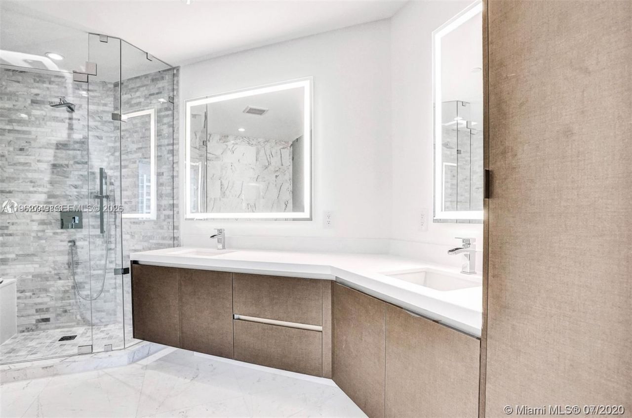 851 NE 1st Ave , Unit 3903, Miami, FL 33132 Photo