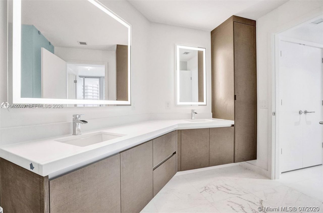 851 NE 1st Ave , Unit 3903, Miami, FL 33132 Photo