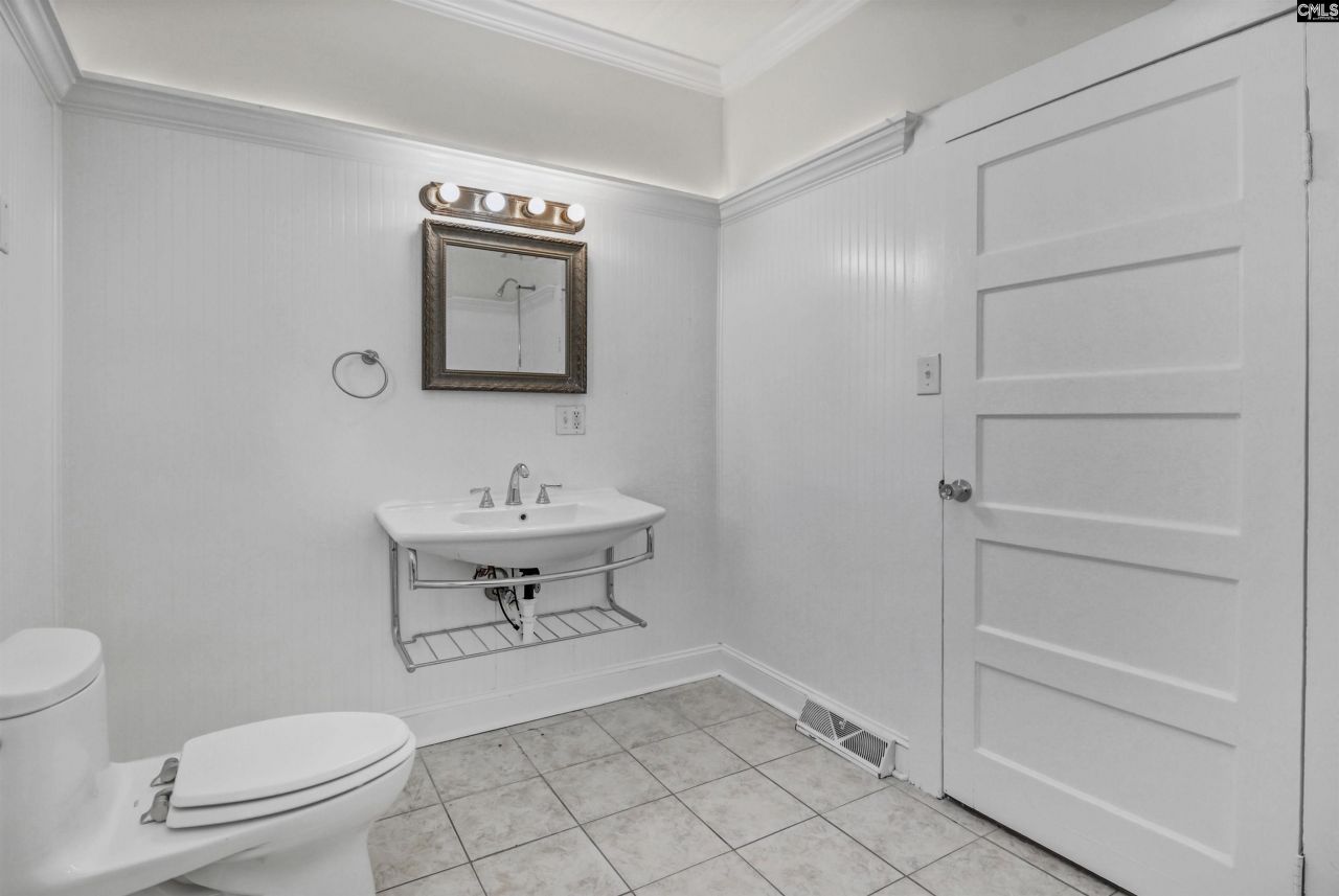 906 Beaufort Street Photo 38