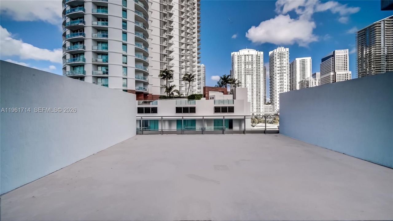90 SW 3rd St, Unit TH706, Miami, FL 33130 Photo