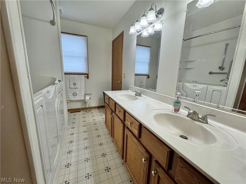 2518 Woodlawn Circle NW, Unit 42A, Canton, OH 44708 Photo 12