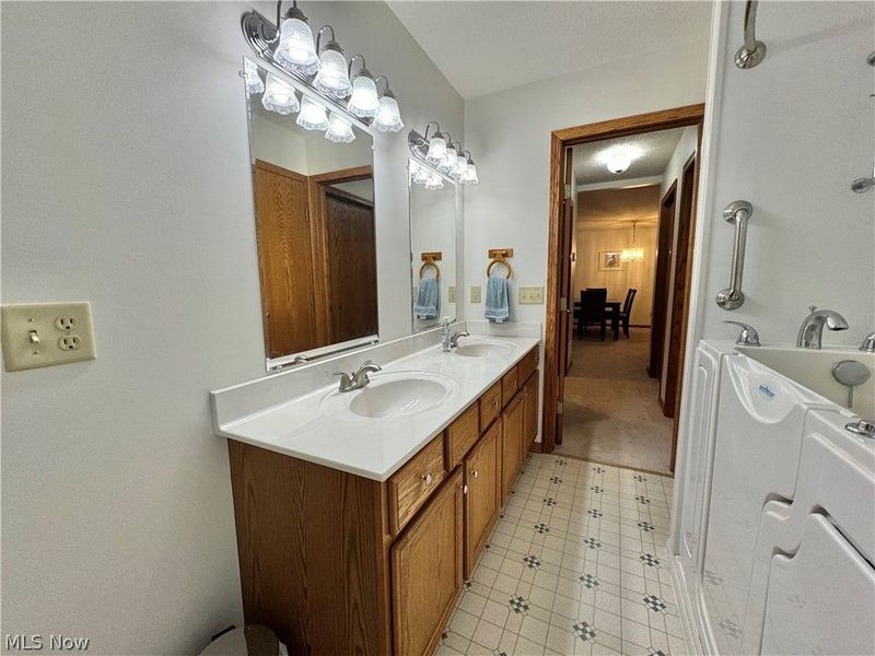 2518 Woodlawn Circle NW, Unit 42A, Canton, OH 44708 Photo 13