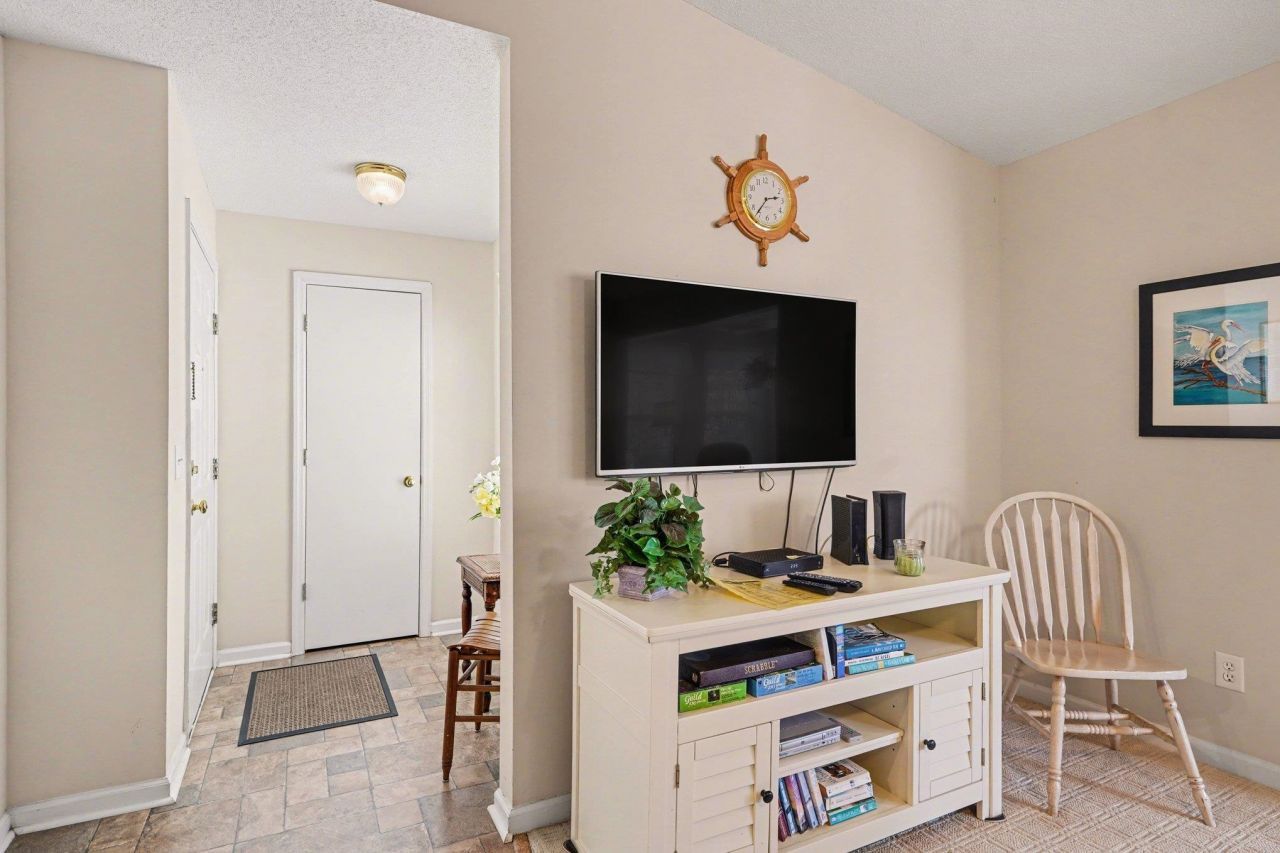 8538 Hopkins Circle Photo 4