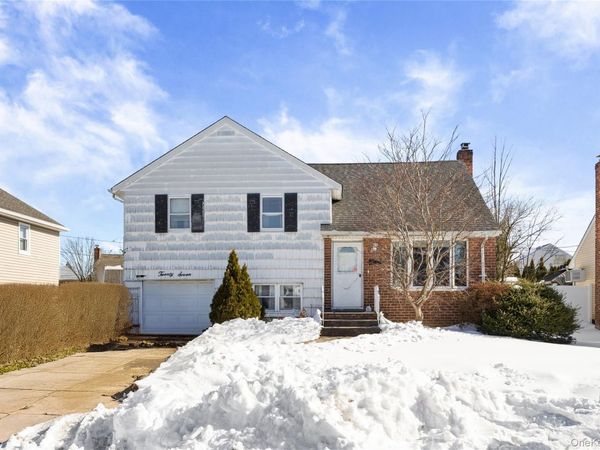 27 Elizabeth Drive , Bethpage, NY 11714