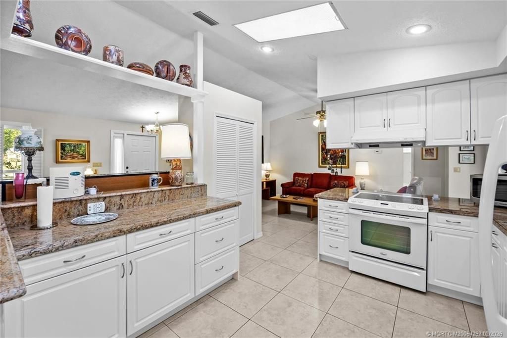 571 NE Town Terrace, Jensen Beach, FL 34957 Photo