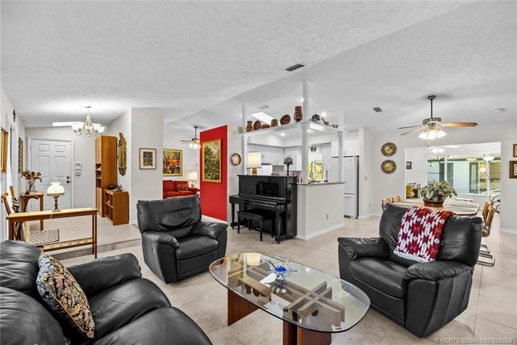 571 NE Town Terrace, Jensen Beach, FL 34957 Photo