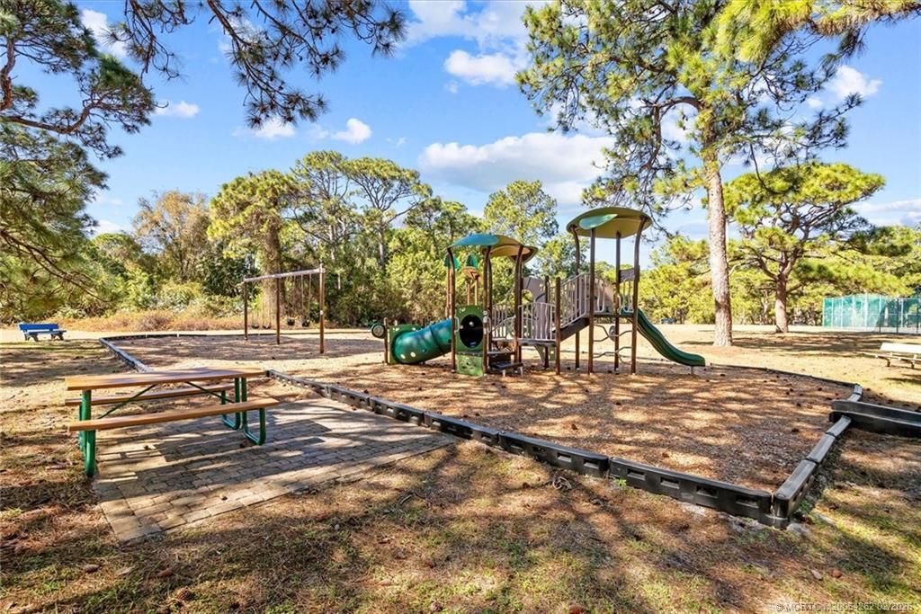 571 NE Town Terrace, Jensen Beach, FL 34957 Photo