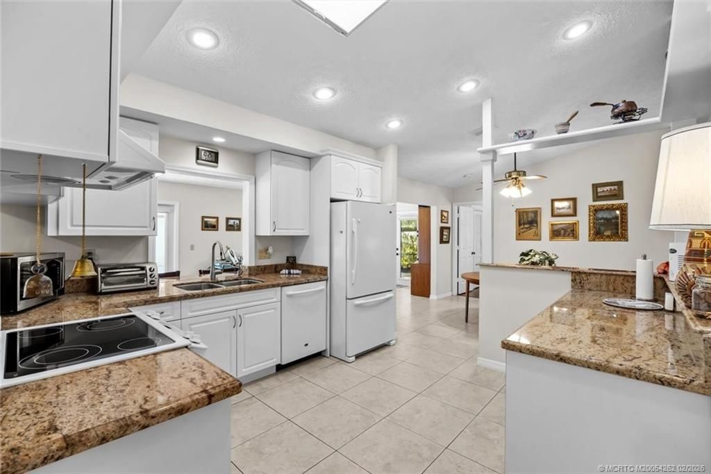 571 NE Town Terrace, Jensen Beach, FL 34957 Photo