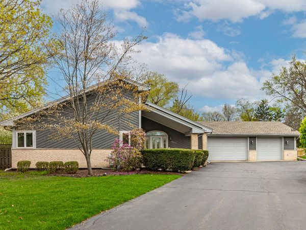 16373 W Menna Lane, Lincolnshire, IL 60069