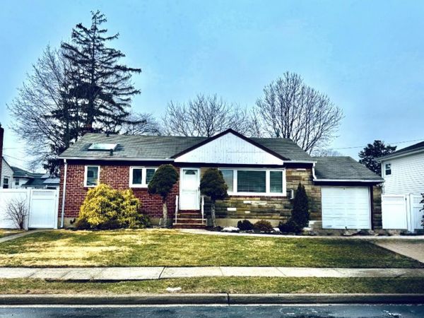 31 Evelyn Lane, Syosset, NY 11791