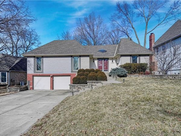 11800 W 99th Place, Overland Park, KS 66214