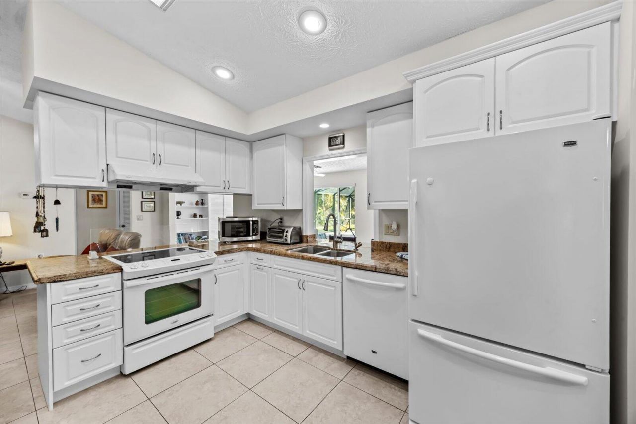 571 NE Town Terrace, Jensen Beach, FL 34957 Photo