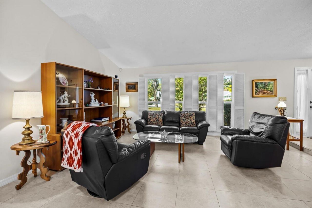 571 NE Town Terrace, Jensen Beach, FL 34957 Photo