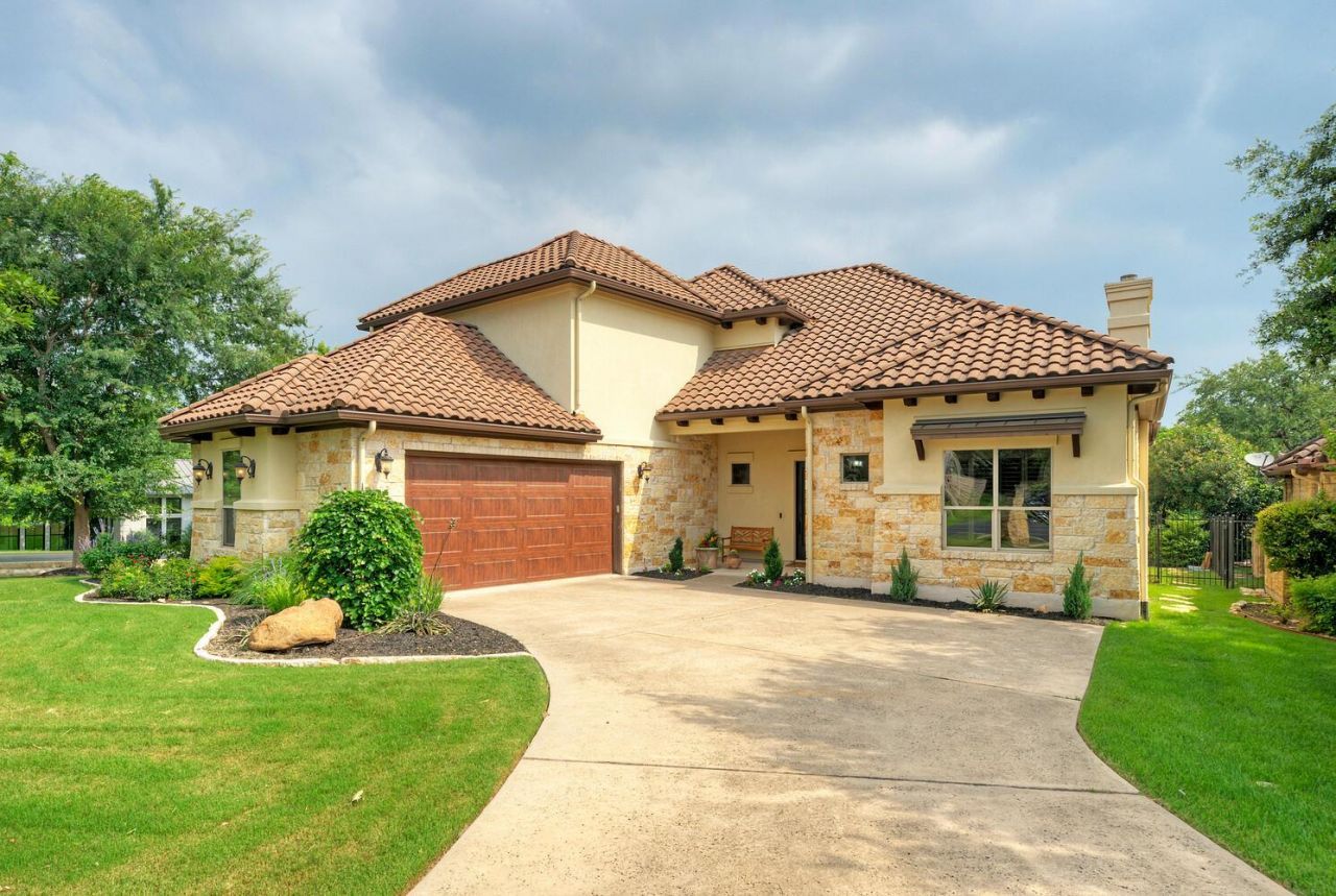 7 Parkside Rd, The Hills, TX 78738 Main Photo