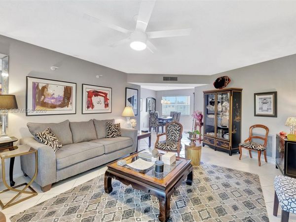 4000 NW 44th Ave, Unit 405, Lauderdale Lakes, FL 33319