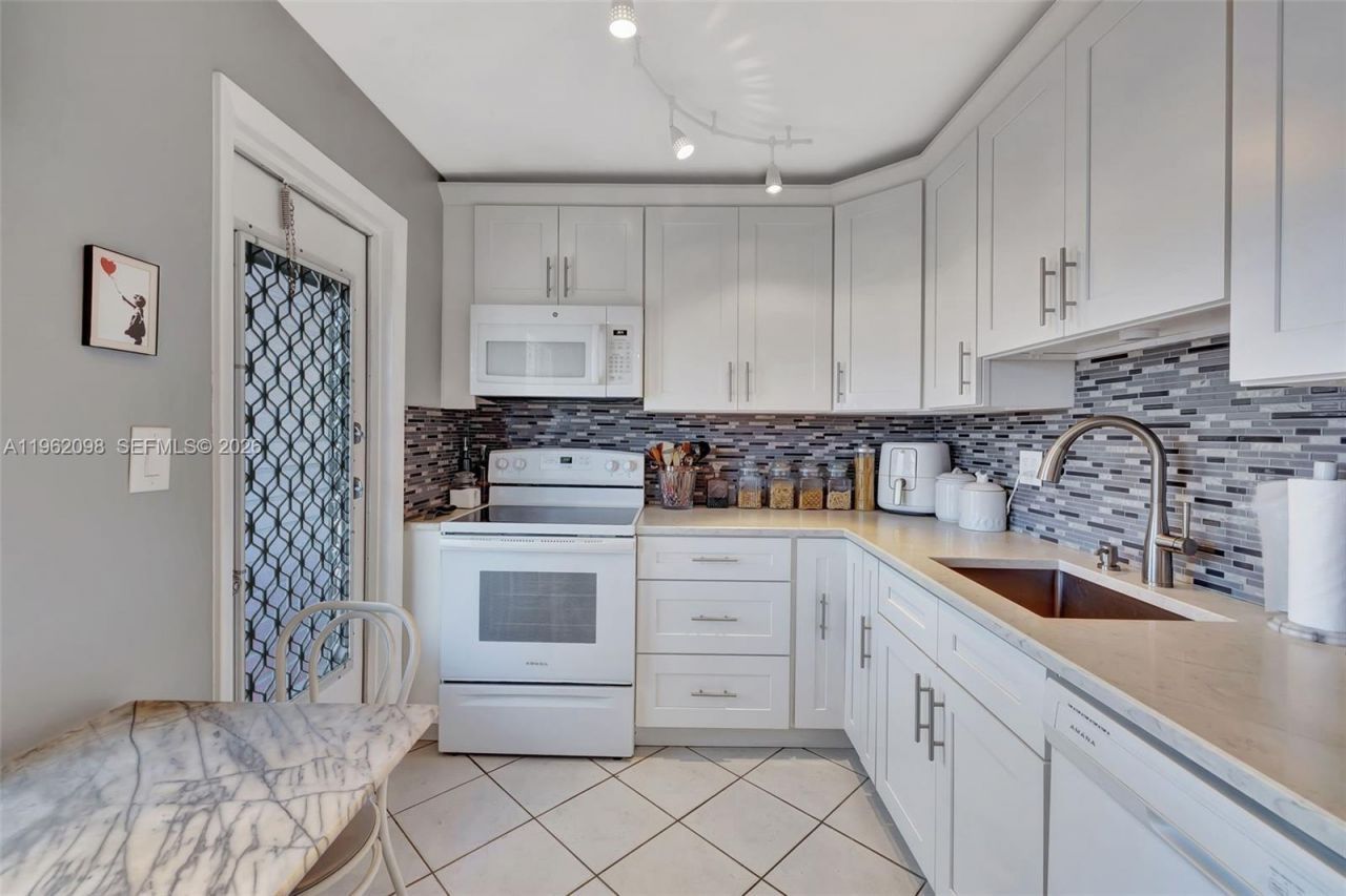 4000 NW 44th Ave, Unit 405, Lauderdale Lakes, FL 33319 Photo