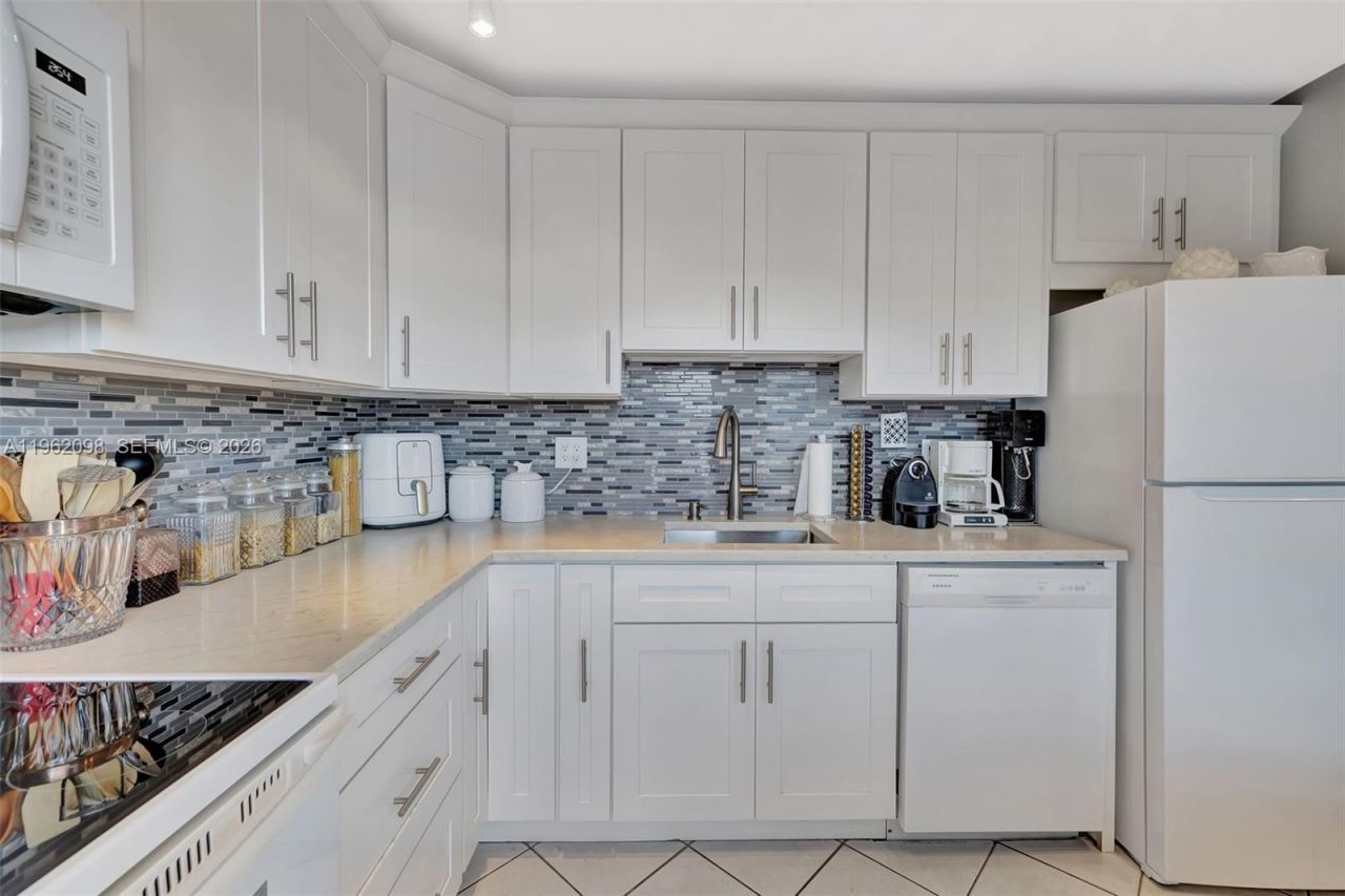 4000 NW 44th Ave, Unit 405, Lauderdale Lakes, FL 33319 Photo