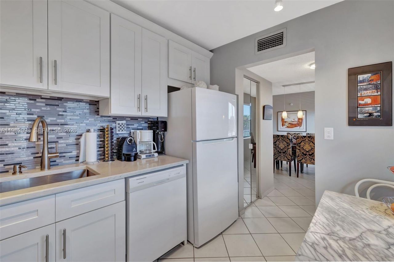 4000 NW 44th Ave, Unit 405, Lauderdale Lakes, FL 33319 Photo