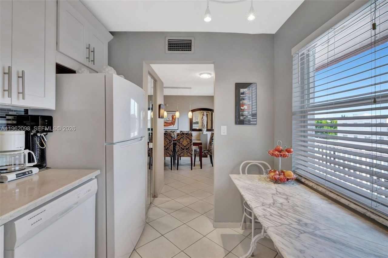 4000 NW 44th Ave, Unit 405, Lauderdale Lakes, FL 33319 Photo