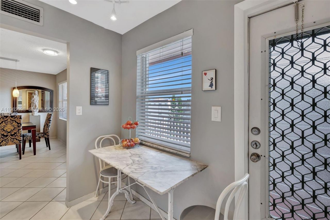 4000 NW 44th Ave, Unit 405, Lauderdale Lakes, FL 33319 Photo