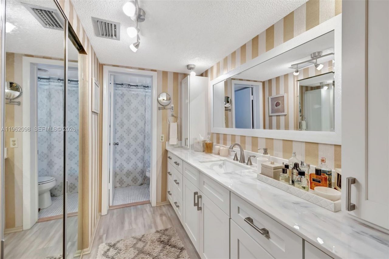 4000 NW 44th Ave, Unit 405, Lauderdale Lakes, FL 33319 Photo