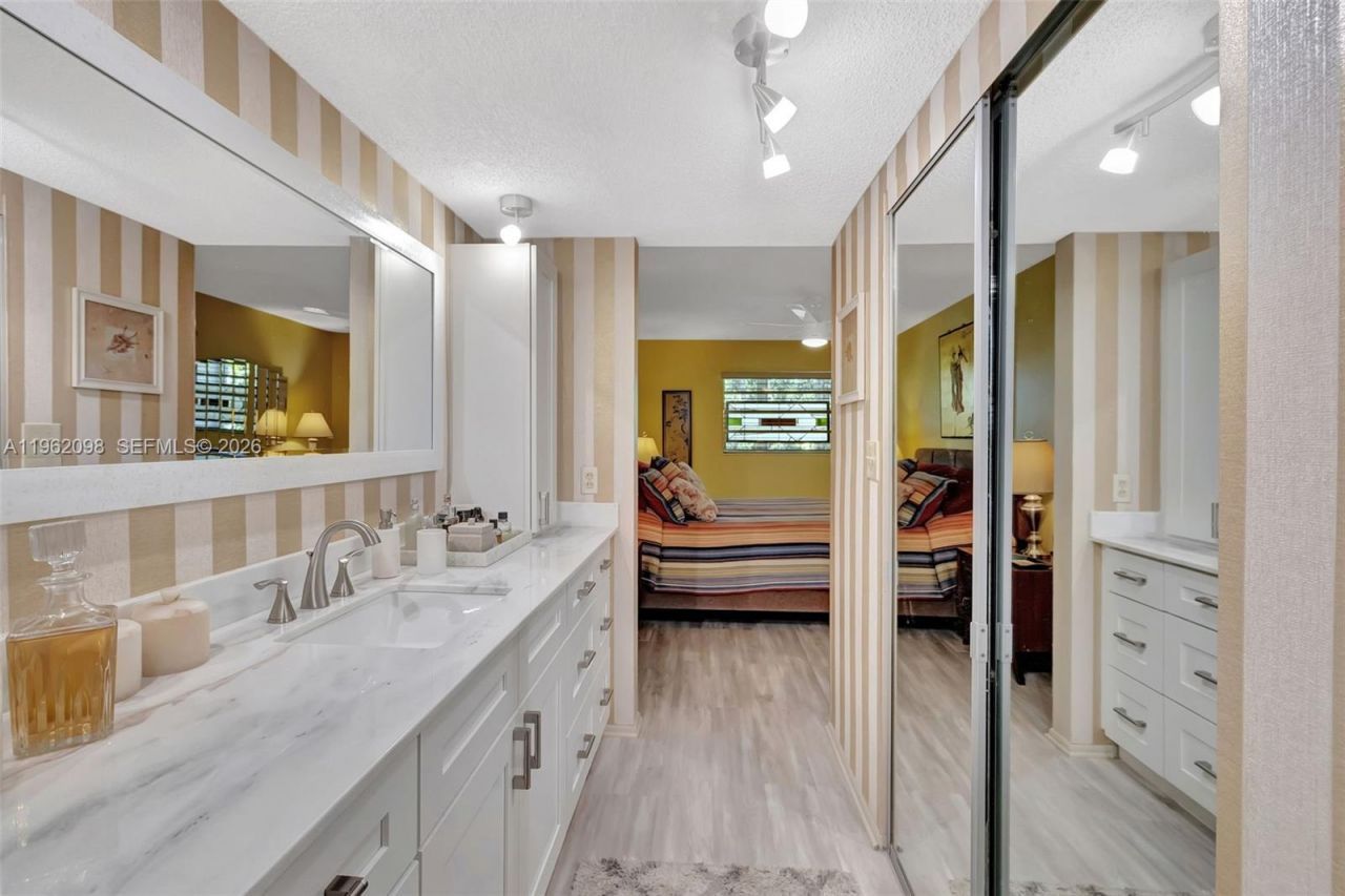 4000 NW 44th Ave, Unit 405, Lauderdale Lakes, FL 33319 Photo