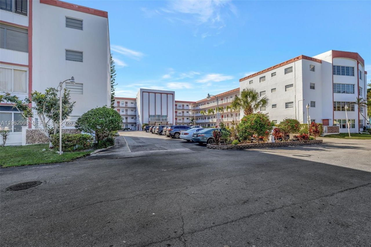 4000 NW 44th Ave, Unit 405, Lauderdale Lakes, FL 33319 Photo