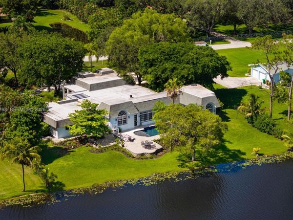 11000 SW 25th St , Davie, FL 33324