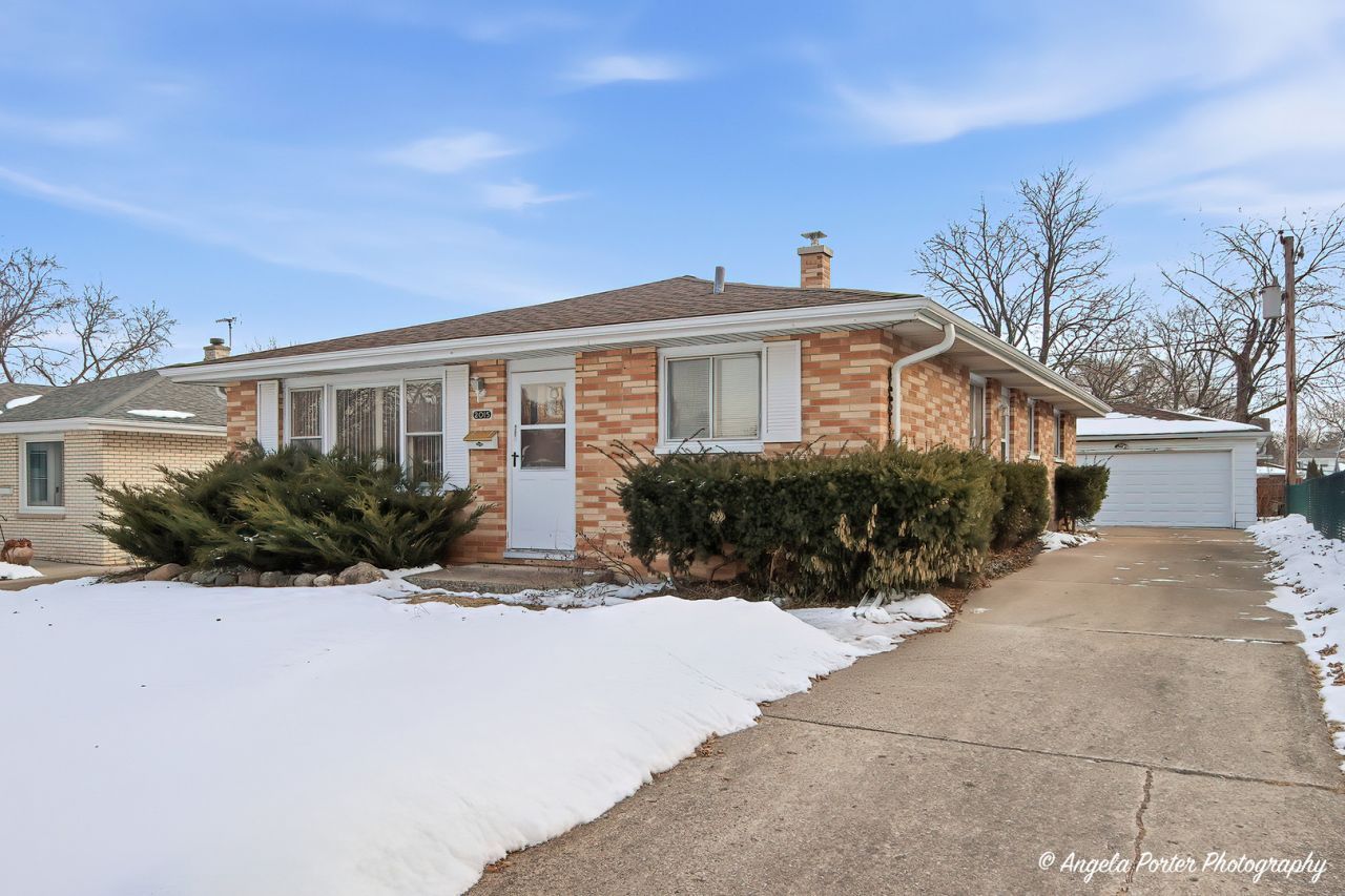 2015 N Jackson Street, Waukegan, IL 60087 Main Photo